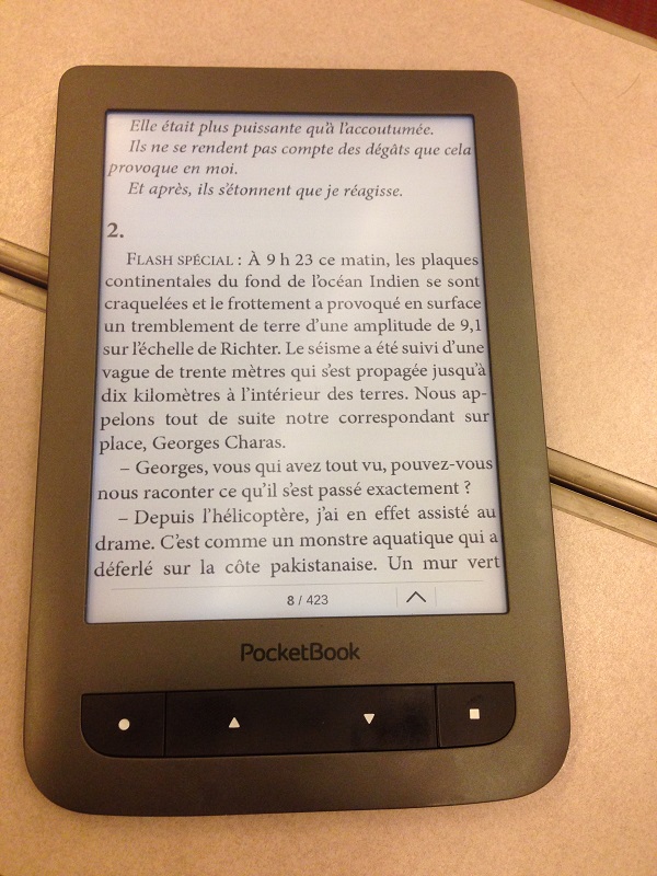 en pleine lecture sur la pocketbook touch lux 2