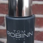 gros plan flacon pompe hydratant Tom Robinn essential