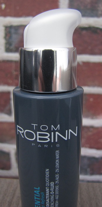 gros plan flacon pompe hydratant Tom Robinn essential