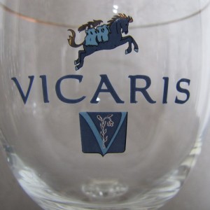 logo vicaris sur verre