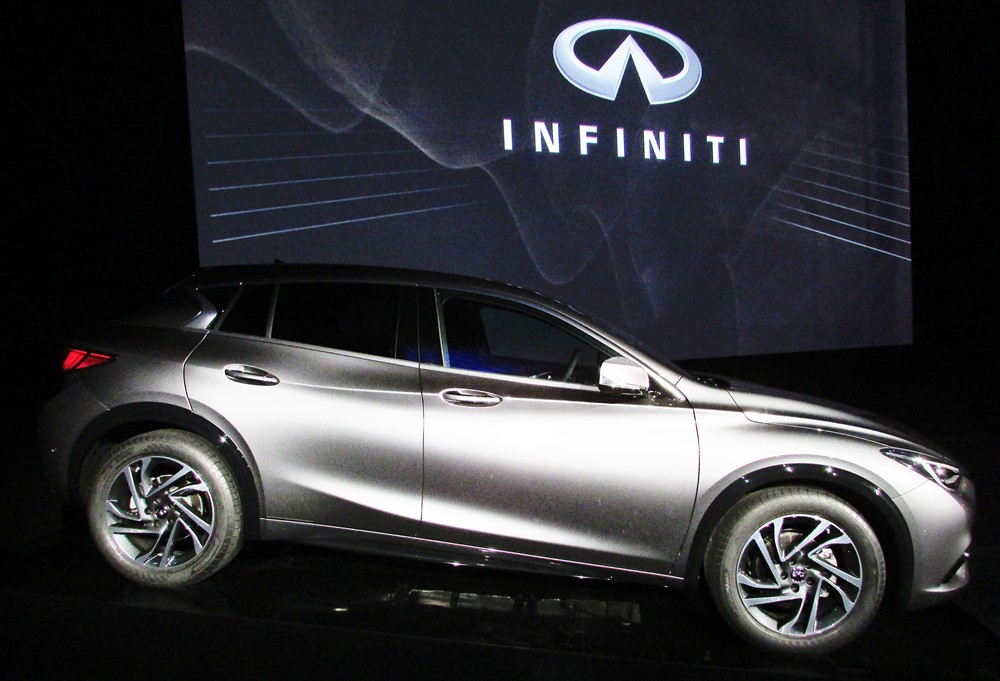 infiniti Q30 grise