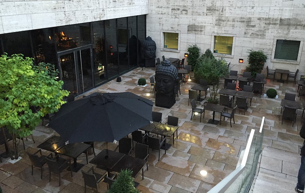 terrasse exterieure zenzakan sous la pluie