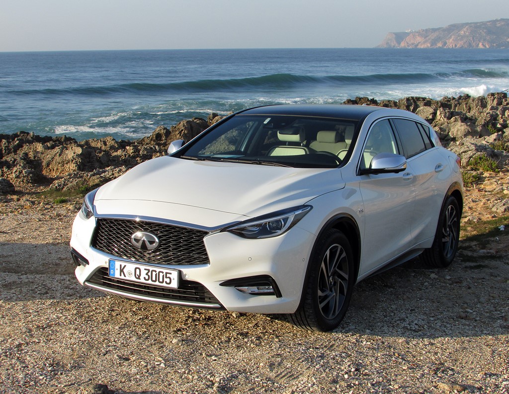 Infiniti Q30 moonlight white