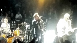 u2 entre sur scène