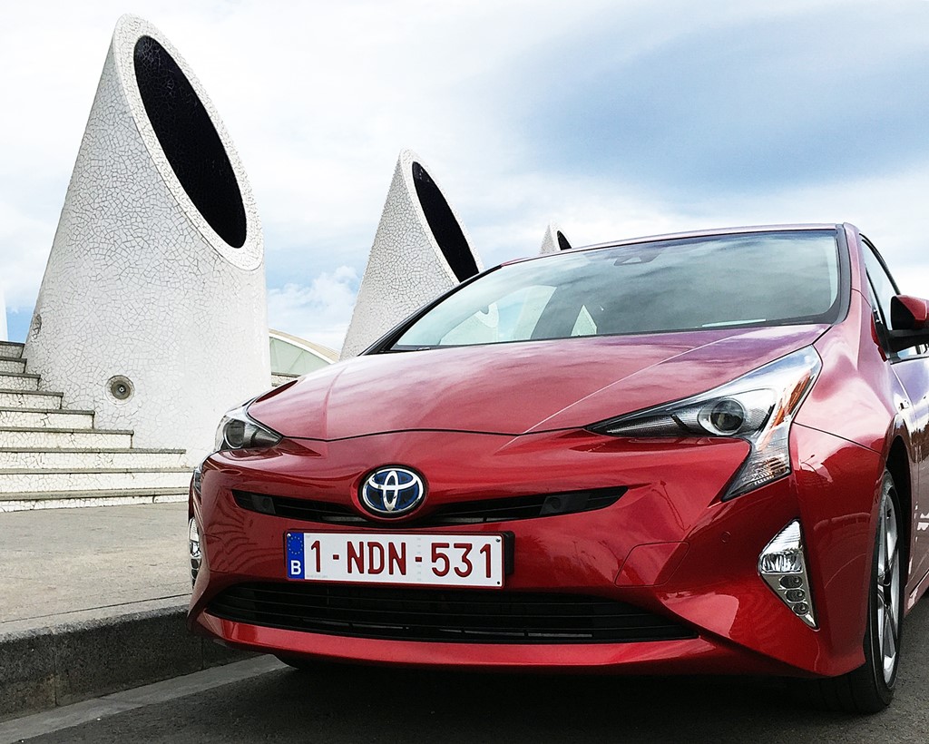 prius devant la cite des arts