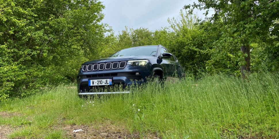 Jeep Compass 4xe dans son milieu naturel