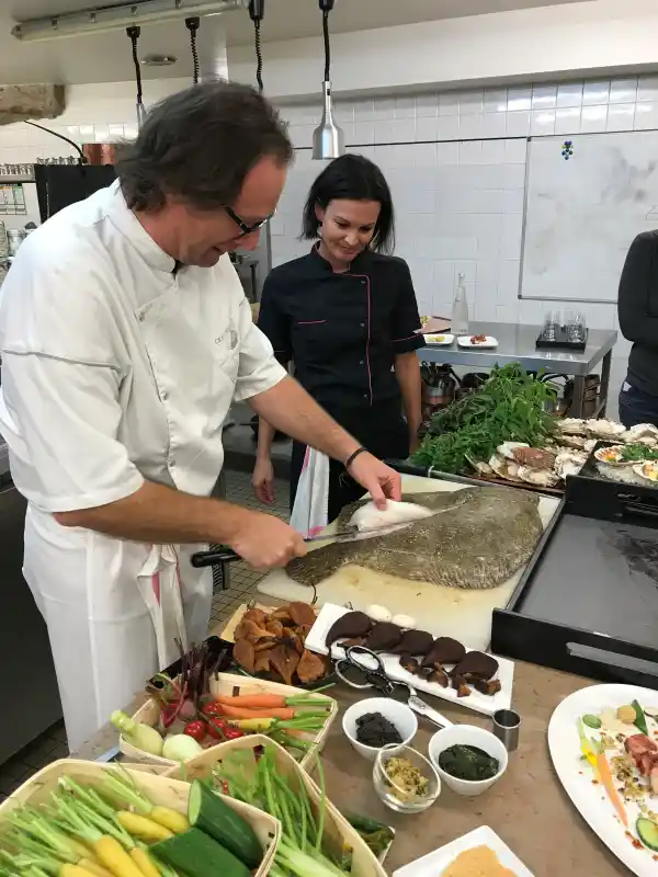 Didier Edon et sa second de cuisine lors d'un cours au restaurant les Hautes Roches à Rochecorbon en 2019