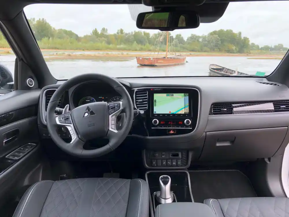 mitsubishi outlander PHEV - interieur