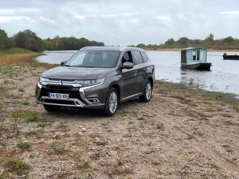 mitsubishi outlander PHEV - toue cabanee loire