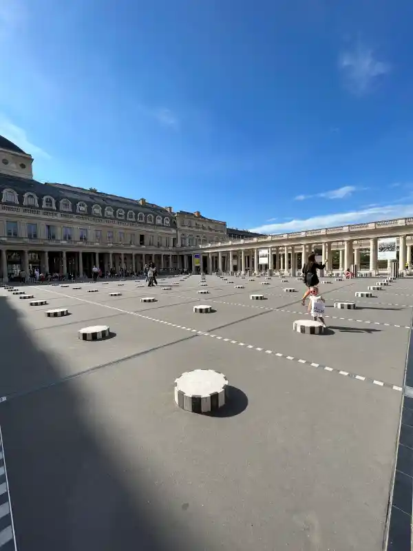 Les Deux Plateaux, communément appelée « colonnes de Buren », est une œuvre d'art de Daniel Buren au coeur de Paris