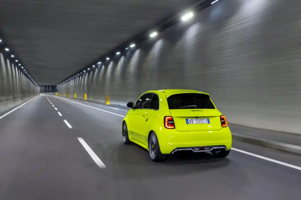 abarth 500e - vue arrière