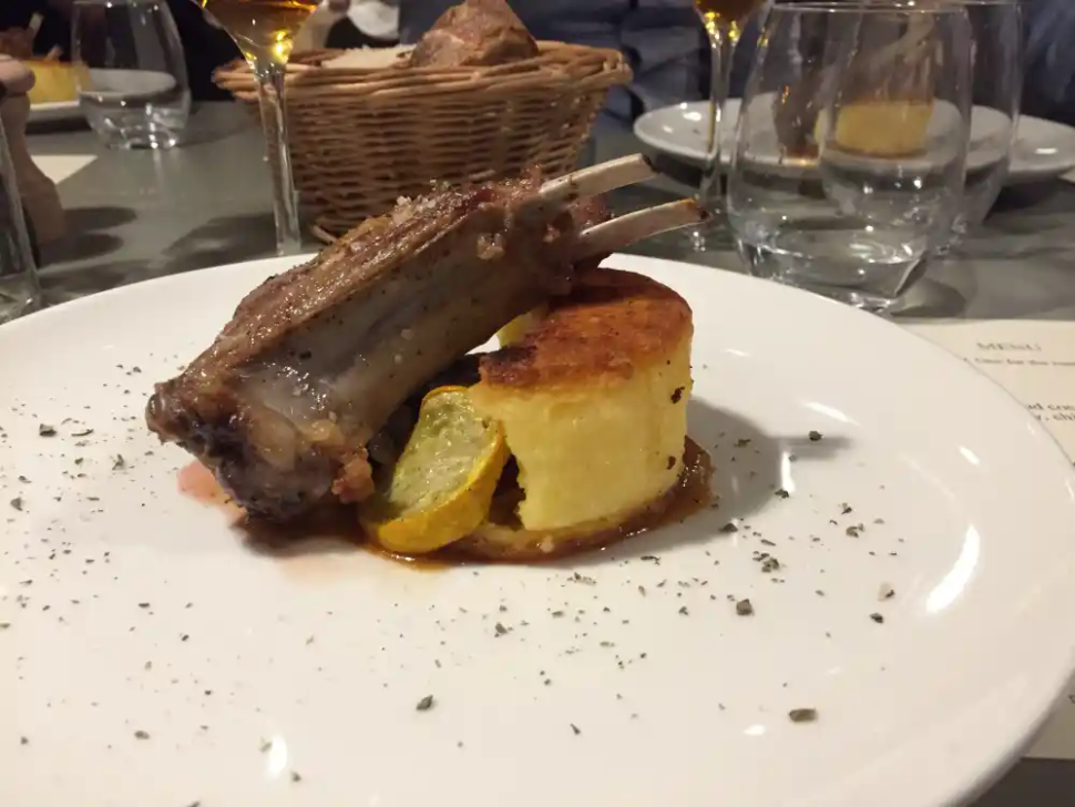 carré d'agneau et son jus corsé à la cardamome noire, polenta et courgettes