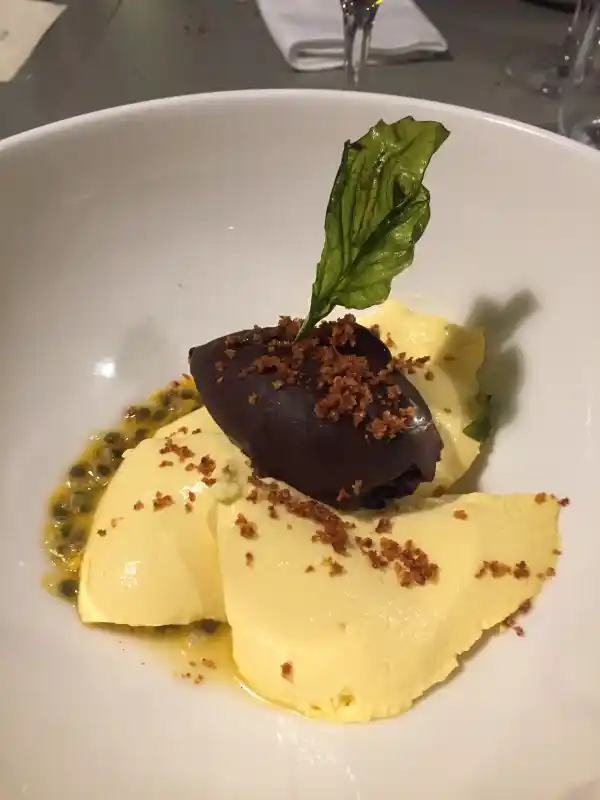 Panna cotta mangue, miel passion et sorbet cacao