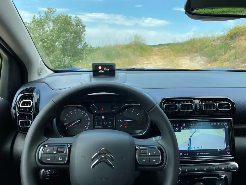intérieur Citroën C3 Aircross avec son affichage tête haute