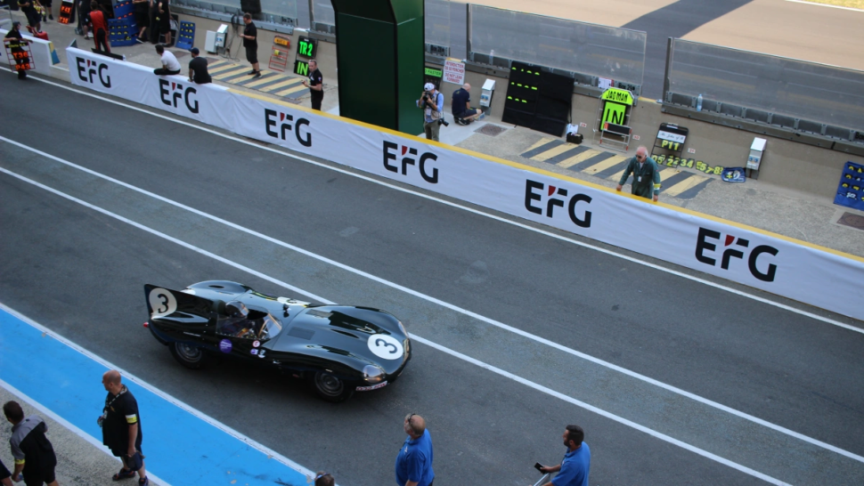 départ depuis les paddocks Le Mans Classic