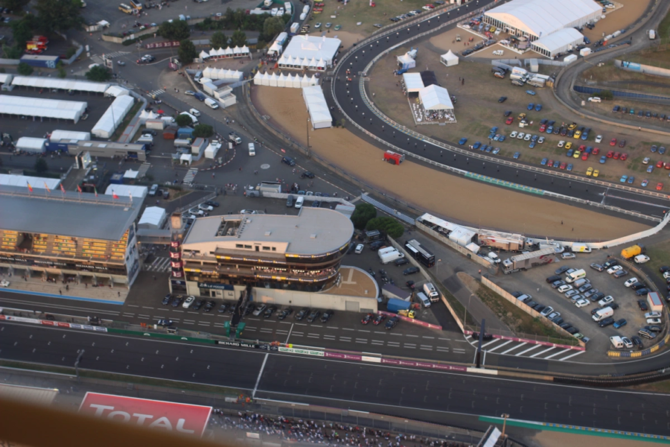 Vue depuis un hélicoptère circuit le mans classic