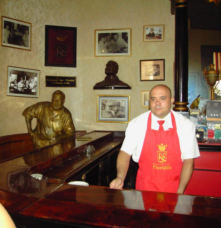 Hemingway a toujours sa place au comptoir du Floridita pour boire un Frozen Daïquiri