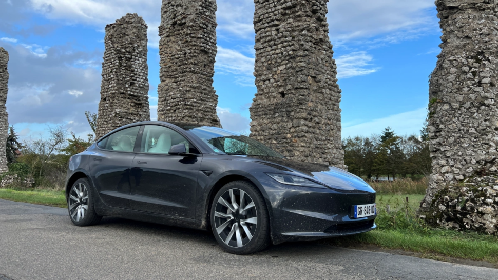 Tesla model 3 - Aqueduc romain de Luynes